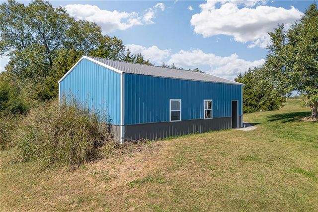 17205 Thomas Lane Road, Smithville, MO 64089