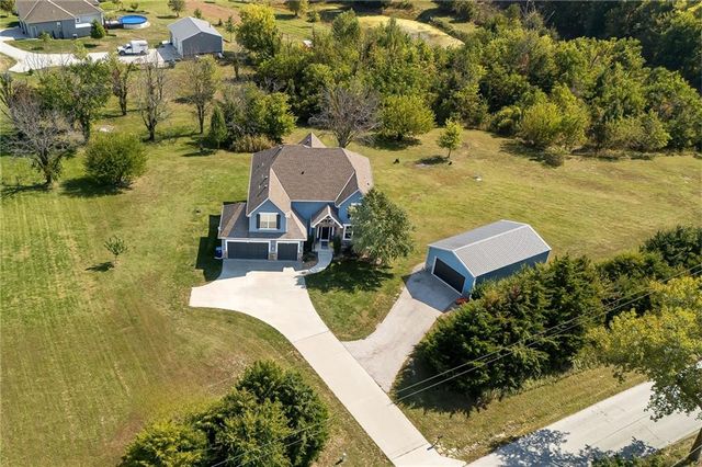 17205 Thomas Lane Road, Smithville, MO 64089