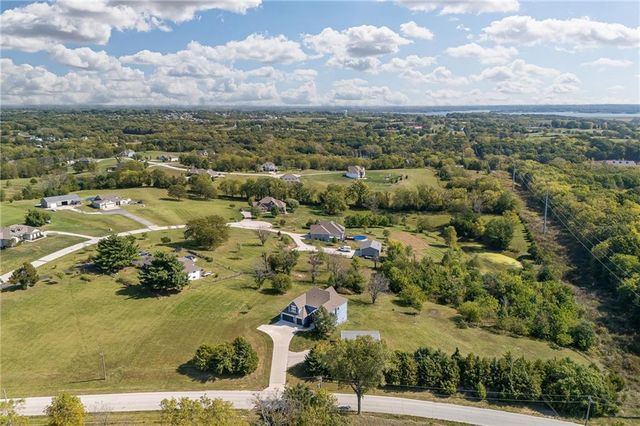 17205 Thomas Lane Road, Smithville, MO 64089