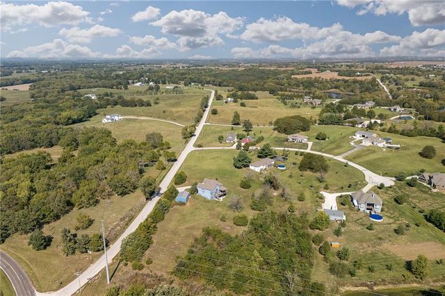 17205 Thomas Lane Road, Smithville, MO 64089
