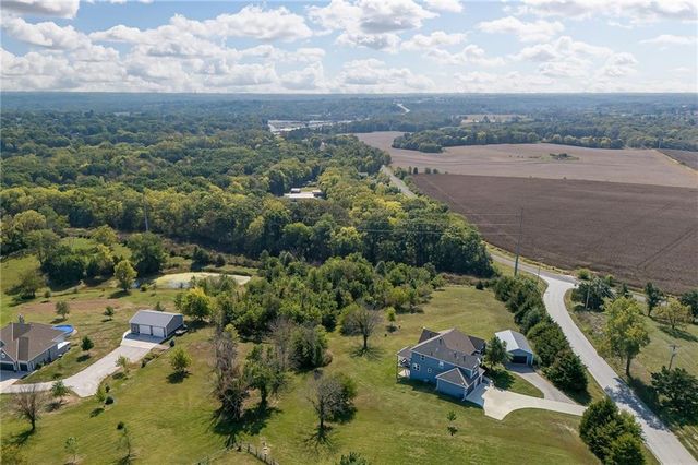 17205 Thomas Lane Road, Smithville, MO 64089