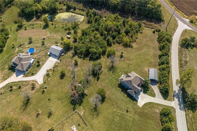 17205 Thomas Lane Road, Smithville, MO 64089