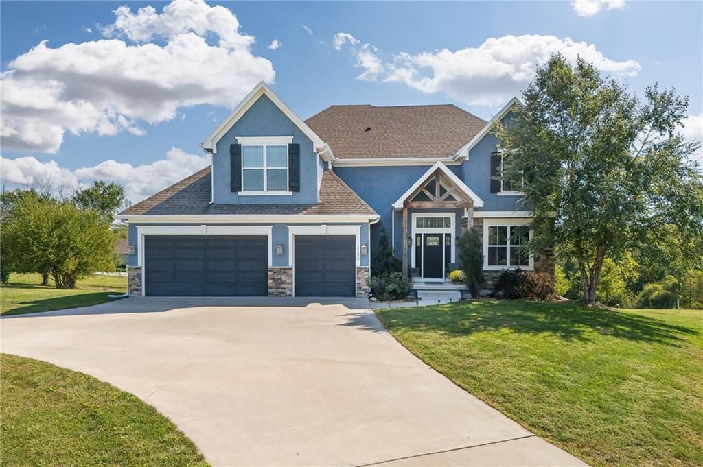 17205 Thomas Lane Road, Smithville, MO 64089