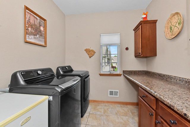 2307 Silver Fox COURT, Waukesha, WI 53188