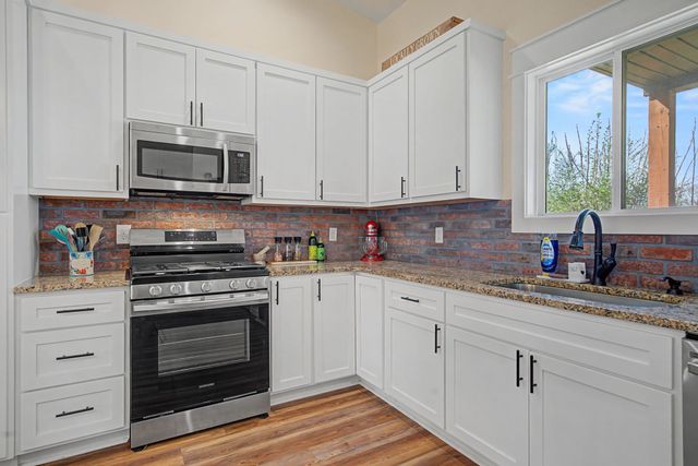 1413 Johnson St, Burns, TN 37029
