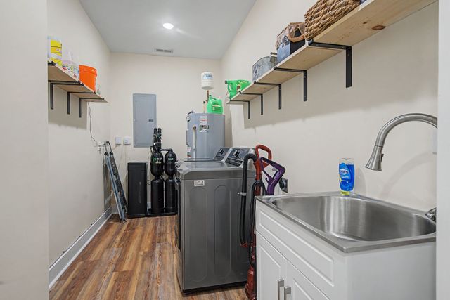1413 Johnson St, Burns, TN 37029