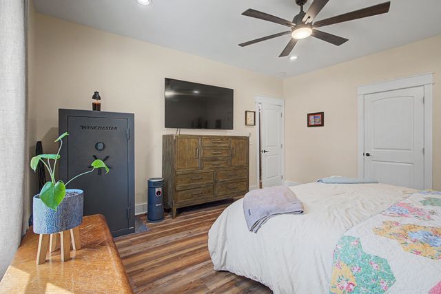 1413 Johnson St, Burns, TN 37029