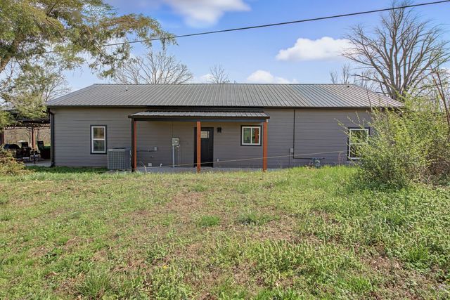 1413 Johnson St, Burns, TN 37029
