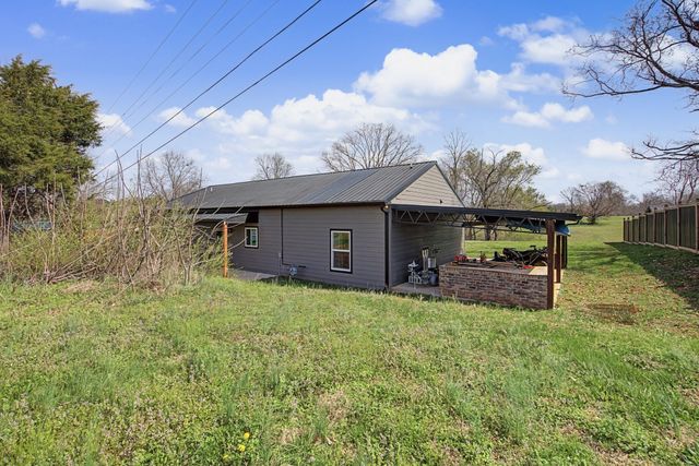1413 Johnson St, Burns, TN 37029