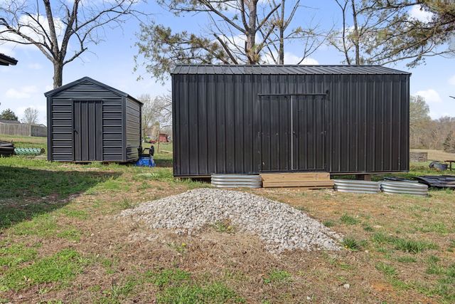 1413 Johnson St, Burns, TN 37029