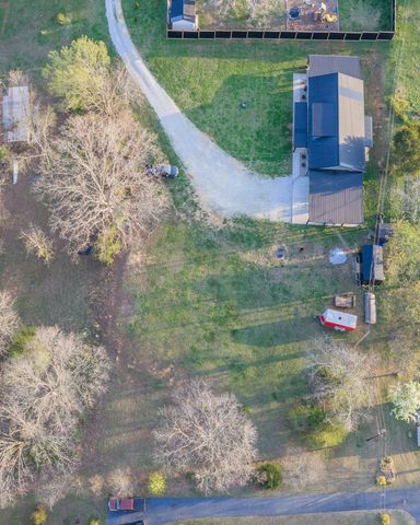 1413 Johnson St, Burns, TN 37029