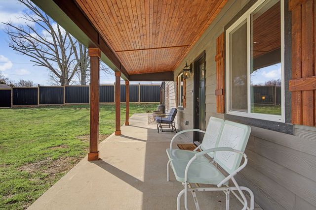 1413 Johnson St, Burns, TN 37029