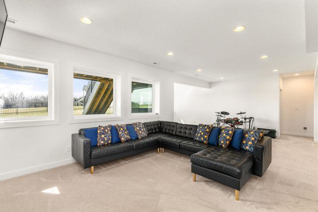 11174 Westport Drive, West Des Moines, IA 50266