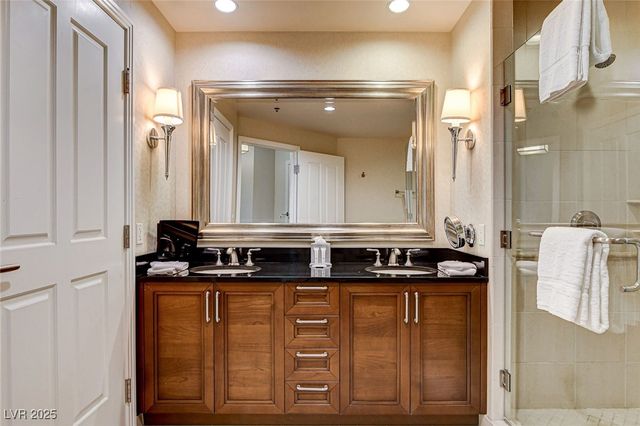 135 East Harmon Avenue 2211, Las Vegas, NV 89109