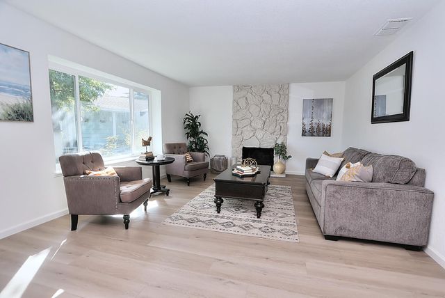 7821 Dove Creek Ct, Sacramento, CA 95828