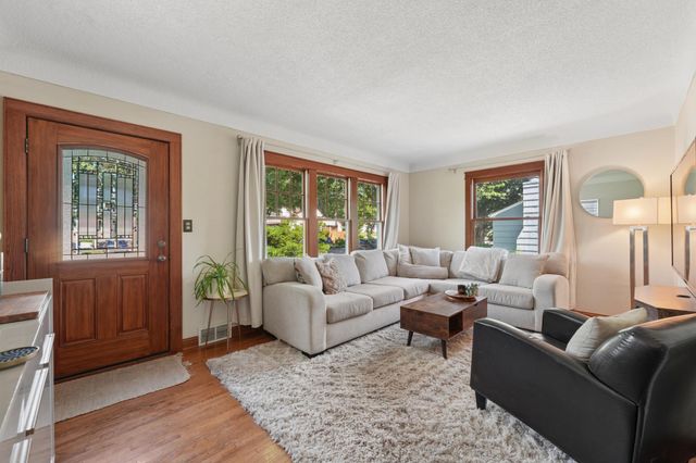 1576 Grotto Street N, Saint Paul, MN 55117