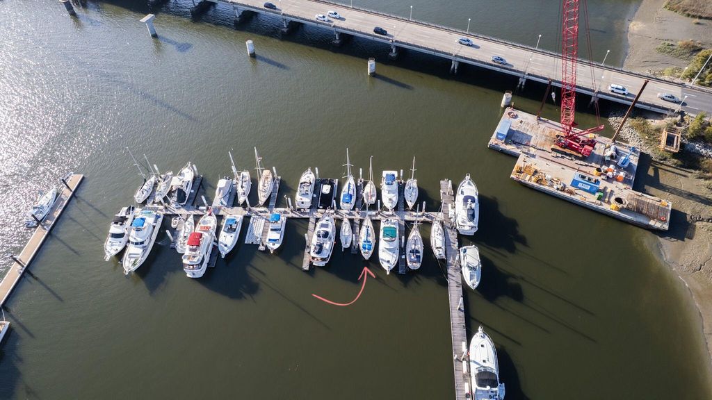 Image 1 of property listing at 33 Lockwood Drive I-7, Charleston, SC 29401