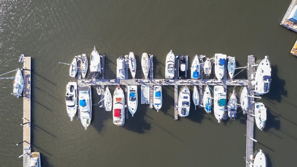 Image 11 of property listing at 33 Lockwood Drive I-7, Charleston, SC 29401