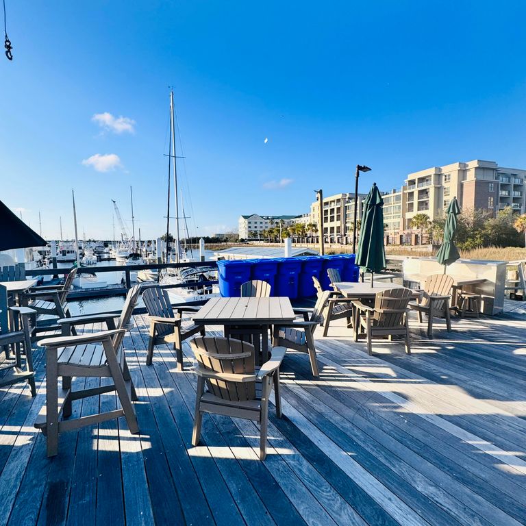 Image 12 of property listing at 33 Lockwood Drive I-7, Charleston, SC 29401