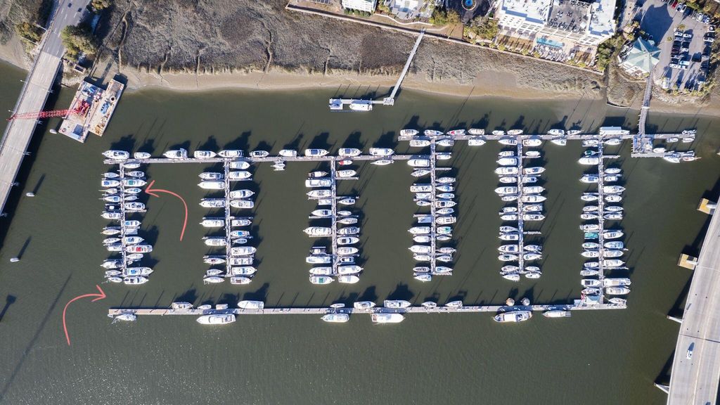 Image 2 of property listing at 33 Lockwood Drive I-7, Charleston, SC 29401