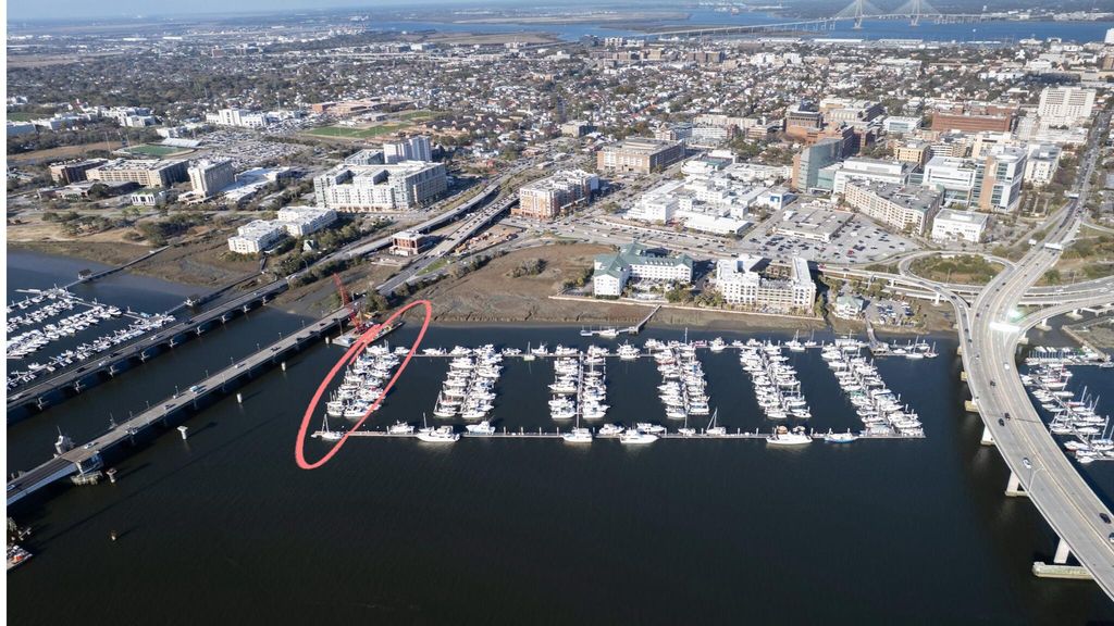 Image 3 of property listing at 33 Lockwood Drive I-7, Charleston, SC 29401