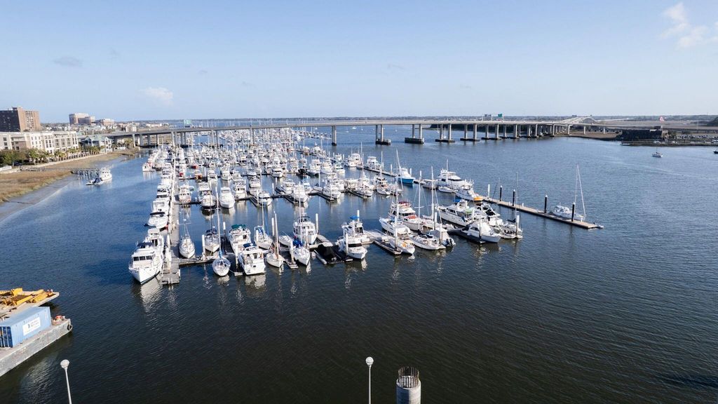 Image 4 of property listing at 33 Lockwood Drive I-7, Charleston, SC 29401