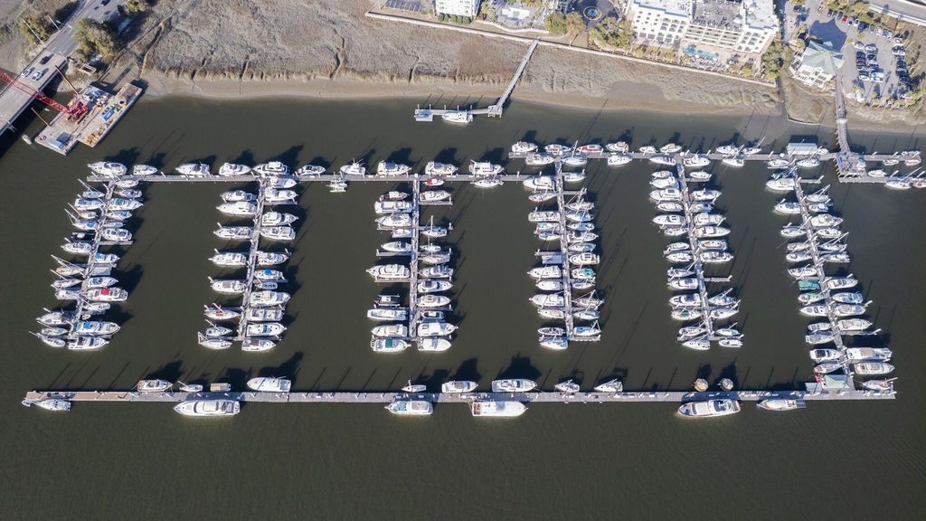 Image 5 of property listing at 33 Lockwood Drive I-7, Charleston, SC 29401