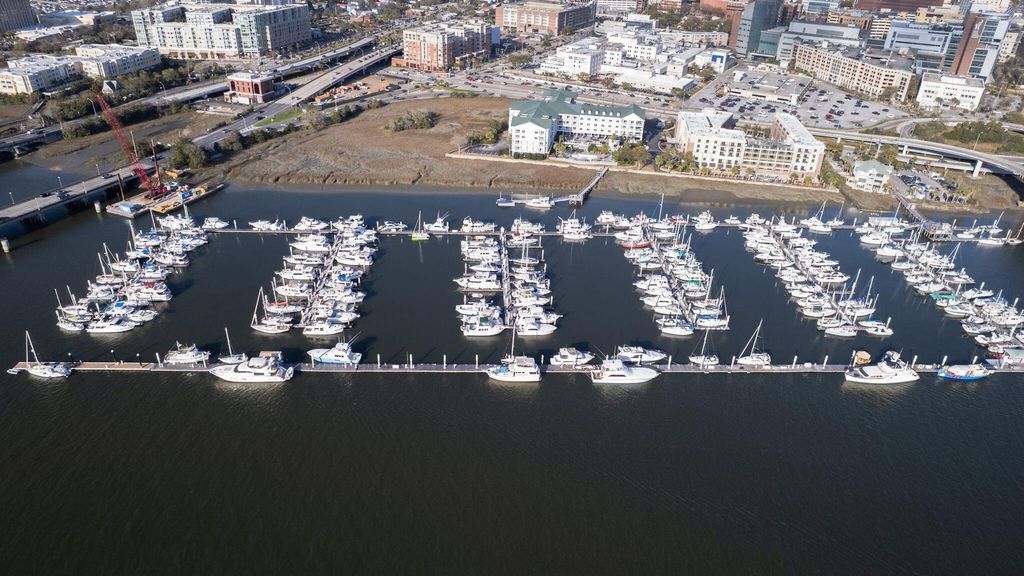 Image 6 of property listing at 33 Lockwood Drive I-7, Charleston, SC 29401