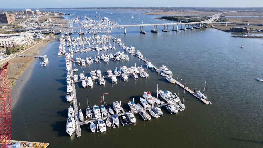 Image 7 of property listing at 33 Lockwood Drive I-7, Charleston, SC 29401