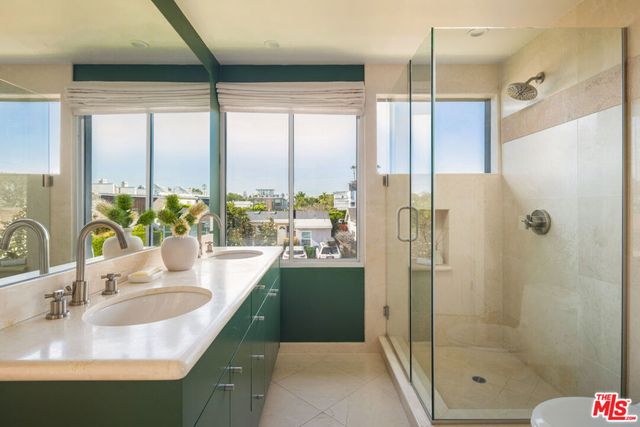 2324 Boone Avenue, Venice, CA 90291