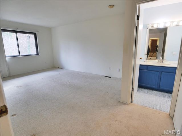 3652 Knollstone Drive, St Louis, MO 63135