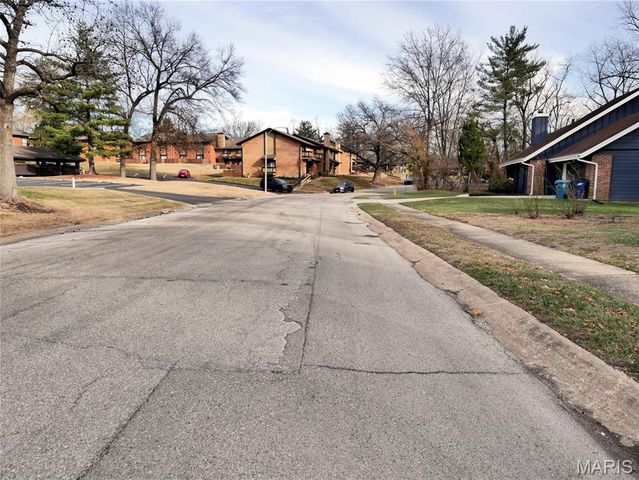 3652 Knollstone Drive, St Louis, MO 63135