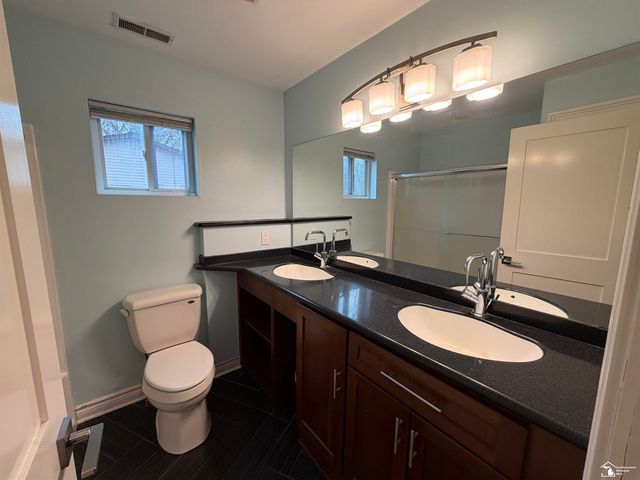 1009 N Lemen Street, Fenton, MI 48430