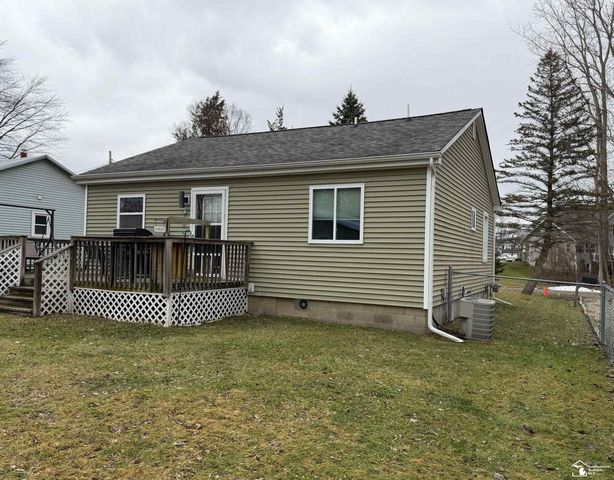 1009 N Lemen Street, Fenton, MI 48430