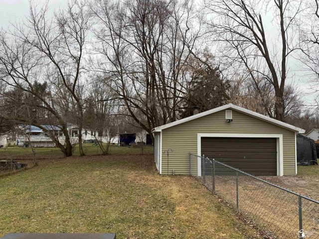 1009 N Lemen Street, Fenton, MI 48430