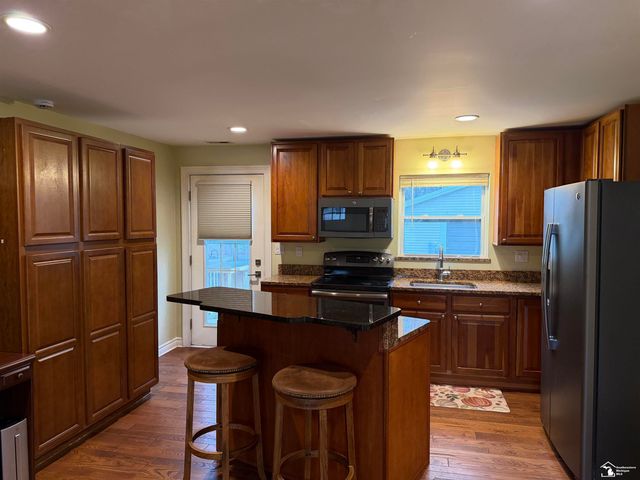 1009 N Lemen Street, Fenton, MI 48430