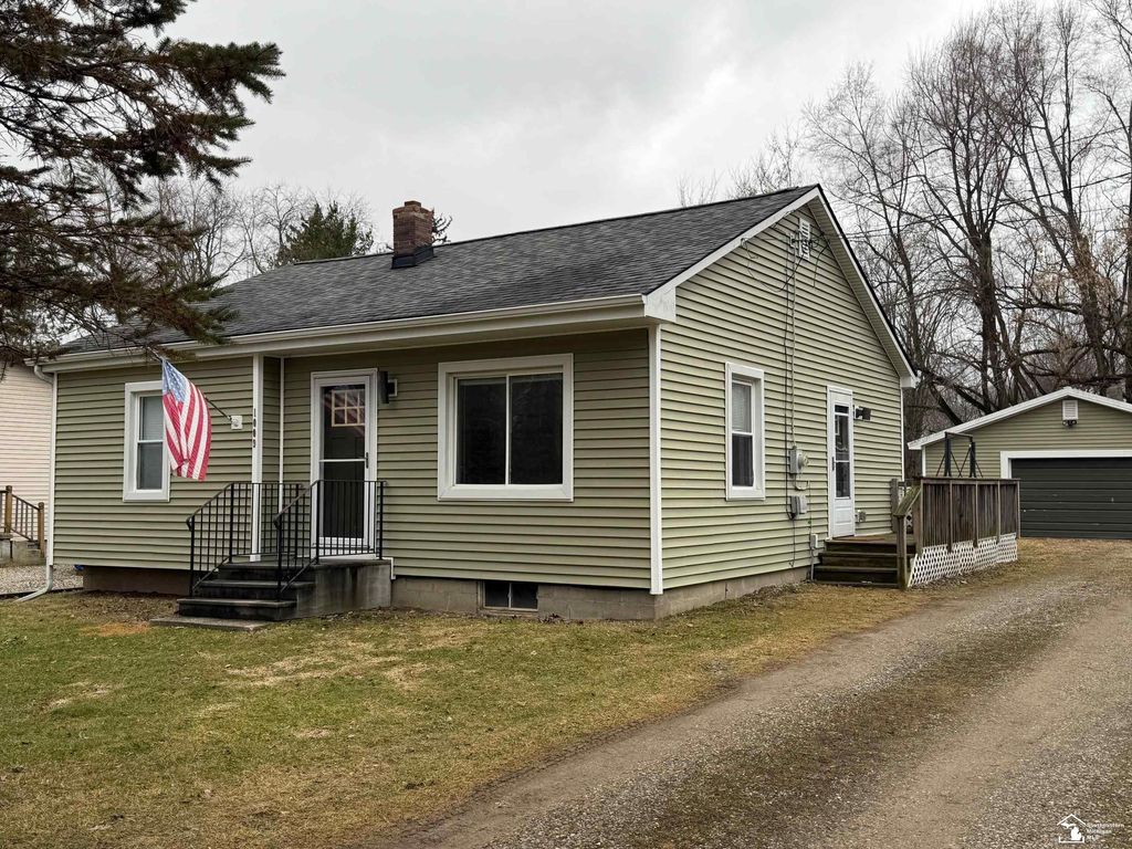 1009 N Lemen Street, Fenton, MI 48430