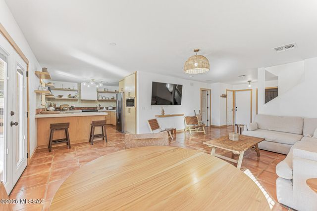 669 W Cholla Crest Drive, Green Valley, AZ 85614