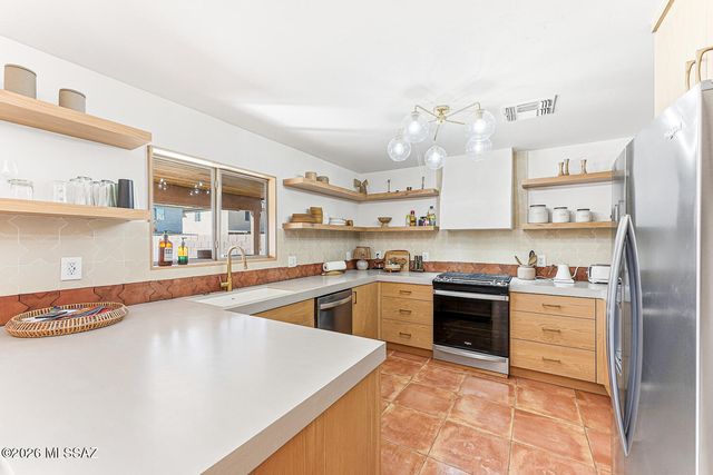 669 W Cholla Crest Drive, Green Valley, AZ 85614