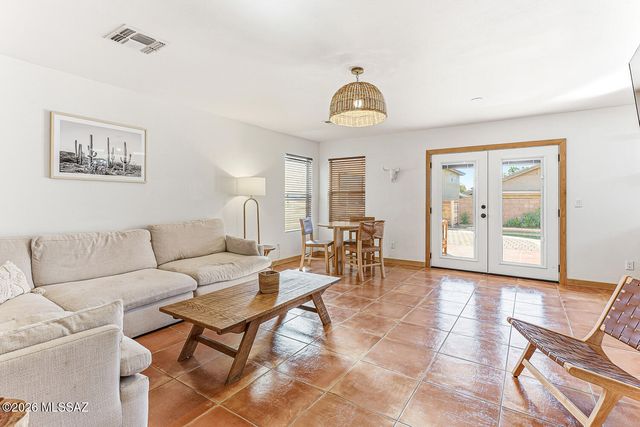 669 W Cholla Crest Drive, Green Valley, AZ 85614