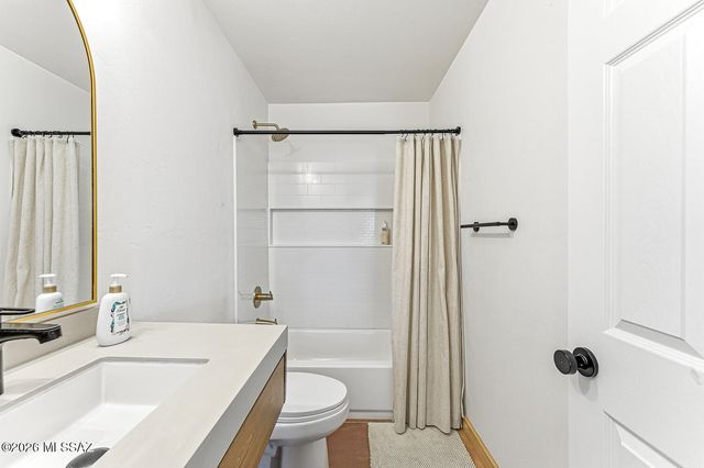 669 W Cholla Crest Drive, Green Valley, AZ 85614