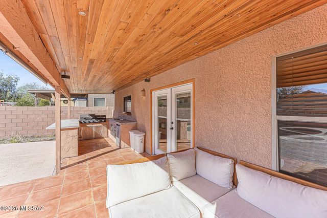 669 W Cholla Crest Drive, Green Valley, AZ 85614