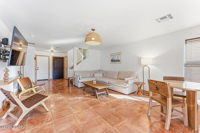 669 W Cholla Crest Drive, Green Valley, AZ 85614