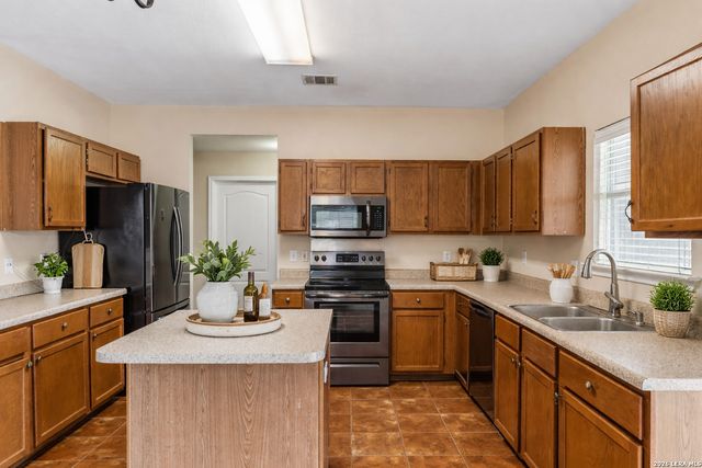 9302 Bartlett Fls, San Antonio, TX 78250