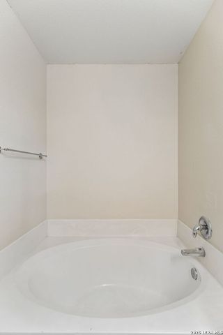 9302 Bartlett Fls, San Antonio, TX 78250