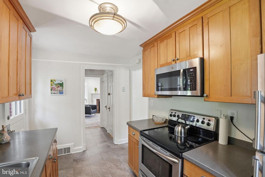Image 13 of property listing at 9601 BRUCE DR, Silver Spring, MD 20901
