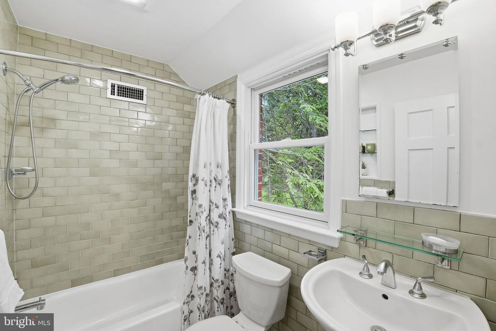 Image 24 of property listing at 9601 BRUCE DR, Silver Spring, MD 20901