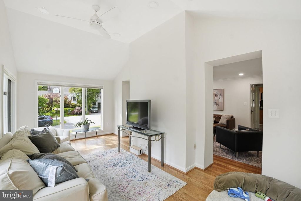 Image 5 of property listing at 9601 BRUCE DR, Silver Spring, MD 20901