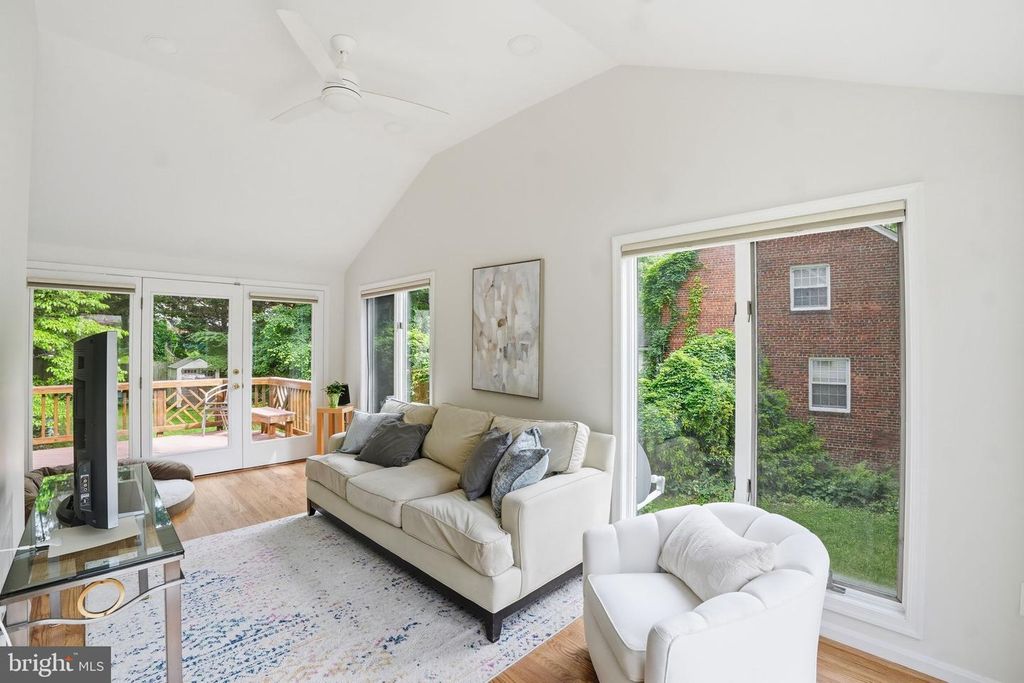 Image 6 of property listing at 9601 BRUCE DR, Silver Spring, MD 20901