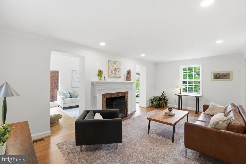 Image 8 of property listing at 9601 BRUCE DR, Silver Spring, MD 20901